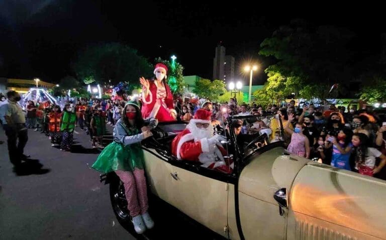 Desfile natalino abre festas de fim de ano