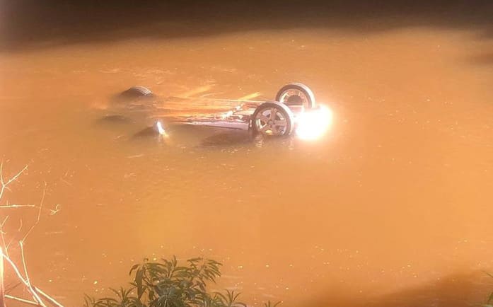 carro cai em rio