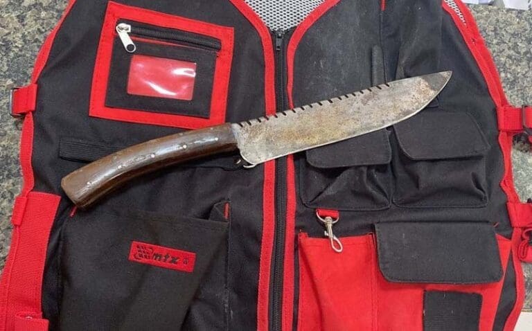 Baleado após tentar esfaquear policiais