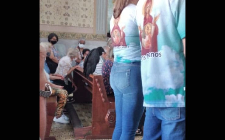 Urubu assiste missa em Prudentópolis