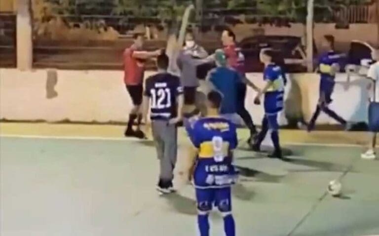 Árbitro saca arma e aponta para jogadores