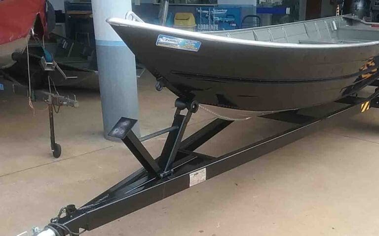 Ladrão furta reboque e barco do quintal de residência