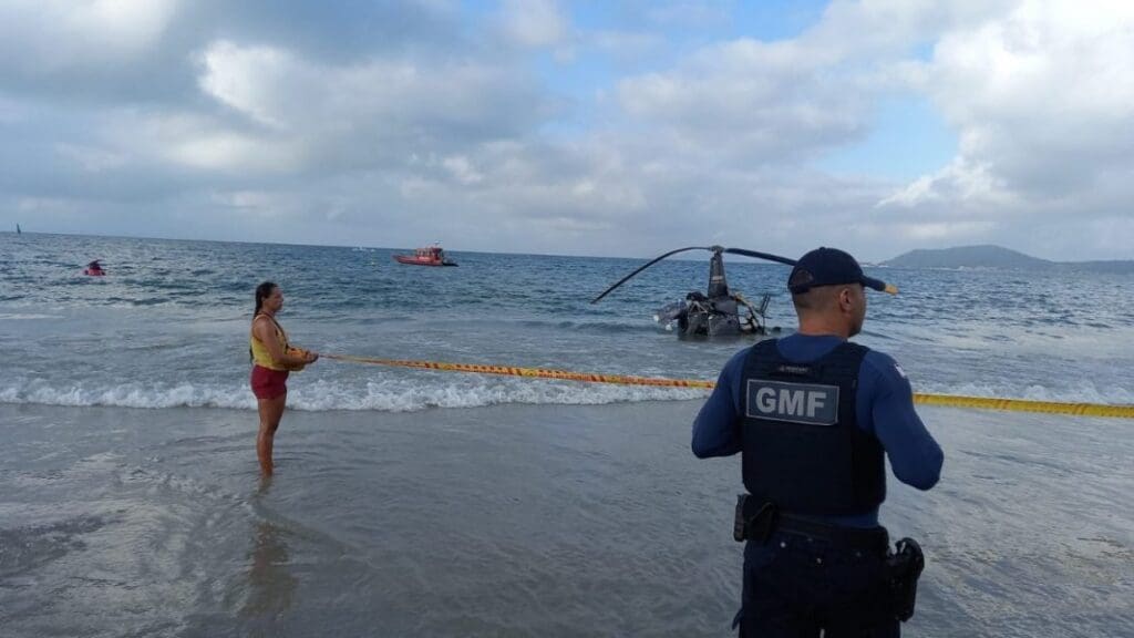 Helicóptero cai na praia de Canasvieiras