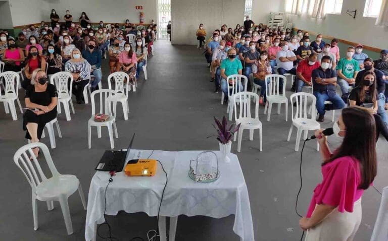 Secretaria de Educação de Ivaiporã reúne servidores para a volta às aulas
