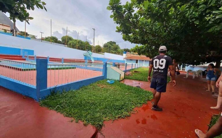 Jovem morreu dentro da piscina