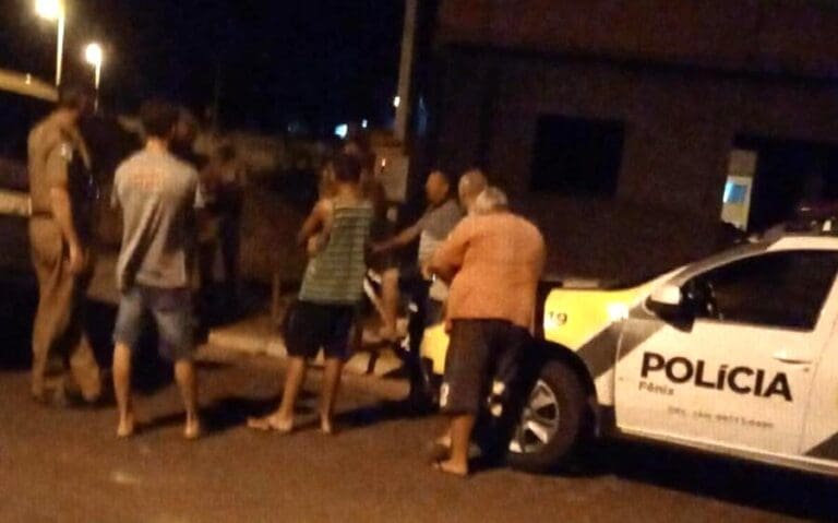 mulher pedrada na cabeça