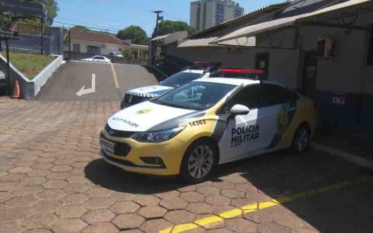 Homem tenta fazer esposa tomar veneno