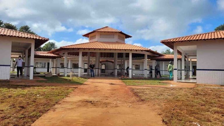 Escola municipa e capela mortuária
