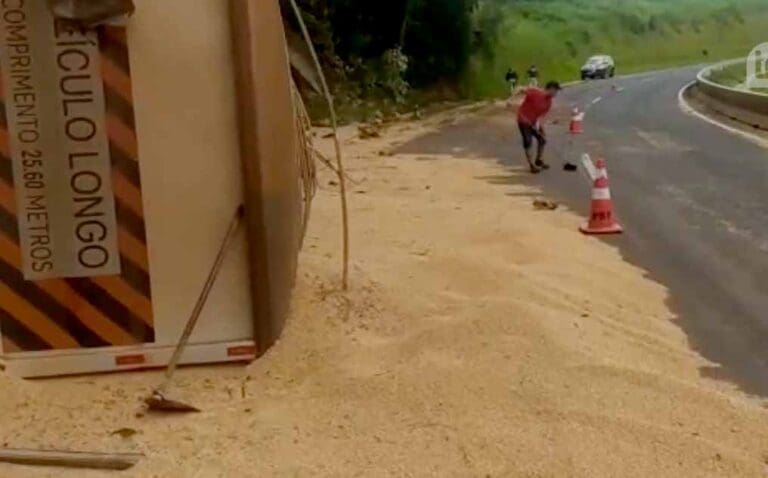 Carreta com soja tomba