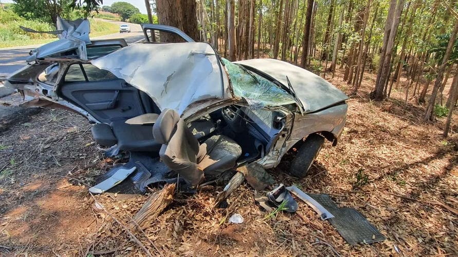 Carro parte ao meio