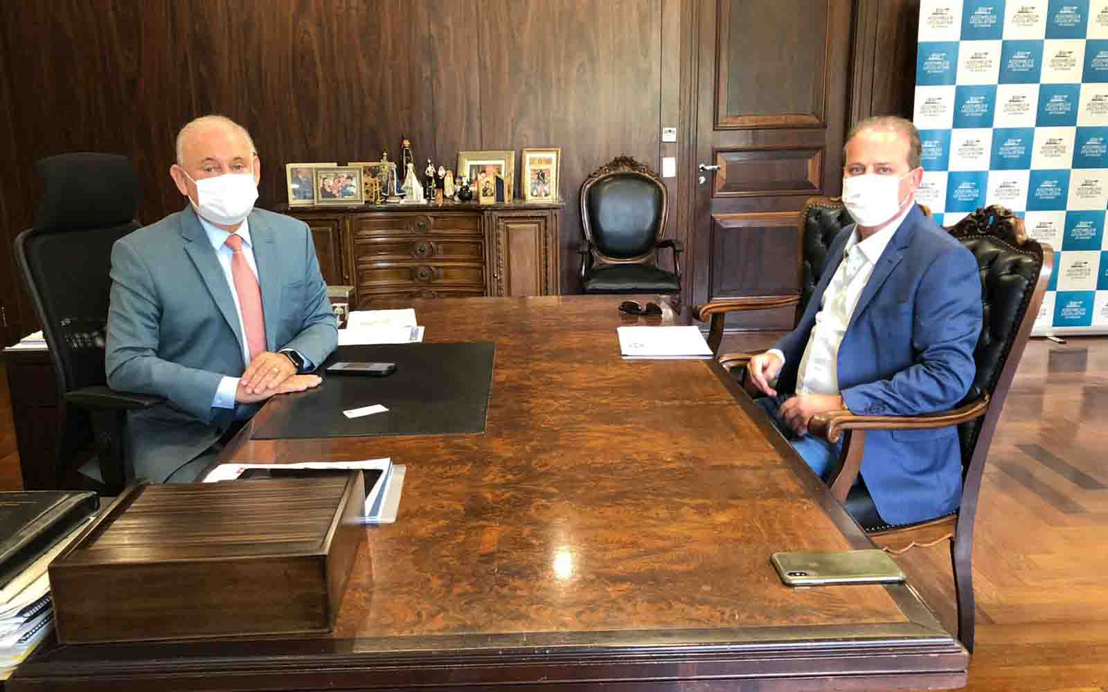 Carlos Gil se reúne com deputados