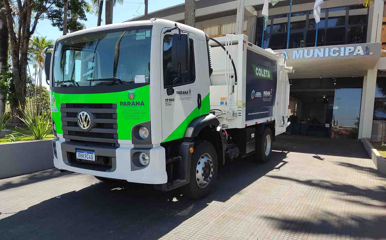 Caminhão compactador