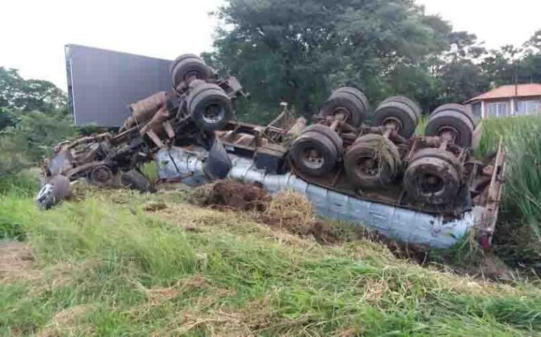 caminhão capotou milho