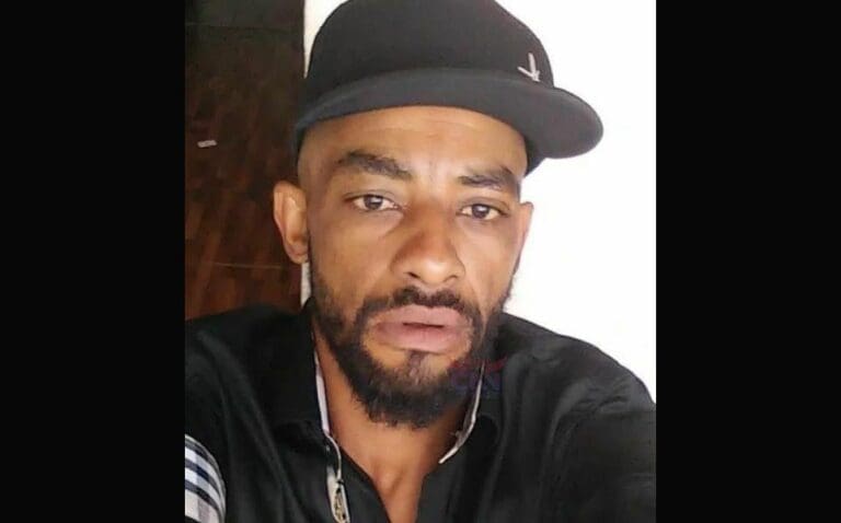 motocilista bate em gard rail