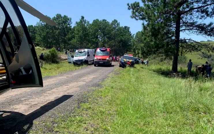 menina atingida por galho de árvore