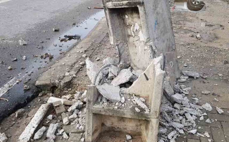 Motorista bate em poste