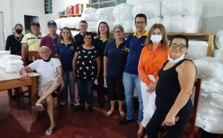 Rotarianos realizam trabalho voluntário na Casa das Fraldas