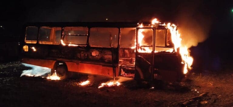 Onibus incendiado
