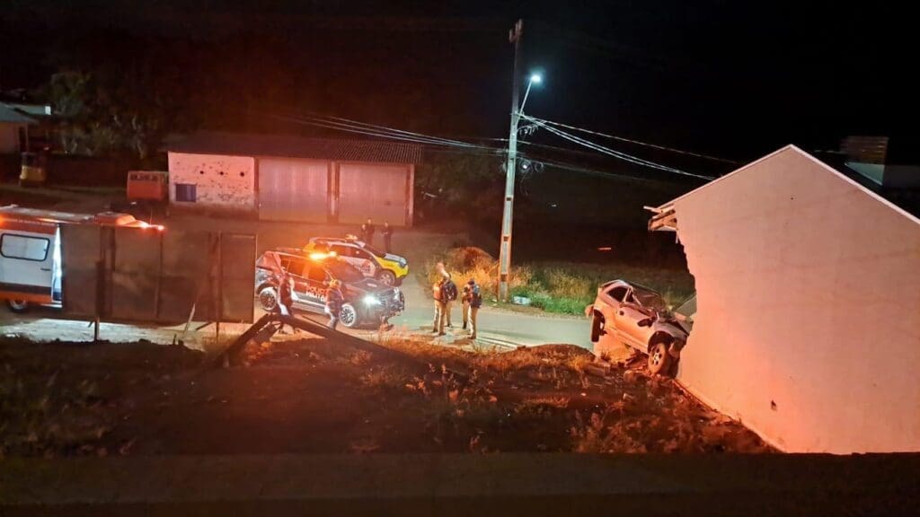 O carro bateu em uma casa na Av. Iguaçu, na cidade de Mangueirinha / Foto: PMPR