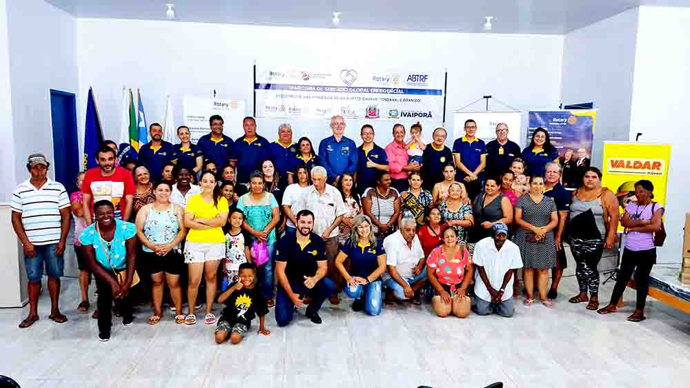 Rotary entrega móveis e eletrodomésticos a famílias atingidas por temporal