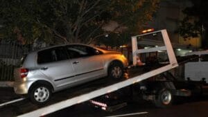 Carro apreendido pela Polícia Militar na Rua Ponta Grossa, no Centro de Ivaiporã