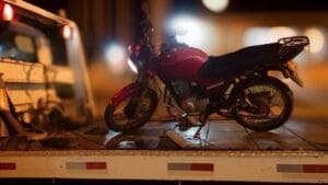 Veículo irregular foi recolhido ao pátio na Avenida Paraná