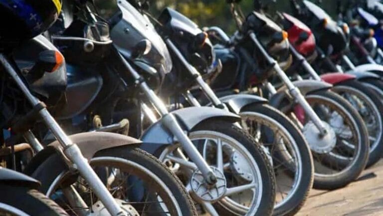 Moto com irregularidades e condutor sem CNH foi recolhida pela PM no centro de Ivaiporã