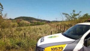 Viatura da Polícia Militar em estrada rural usada como imagem ilustrativa para caso de furto em Jardim Alegre
