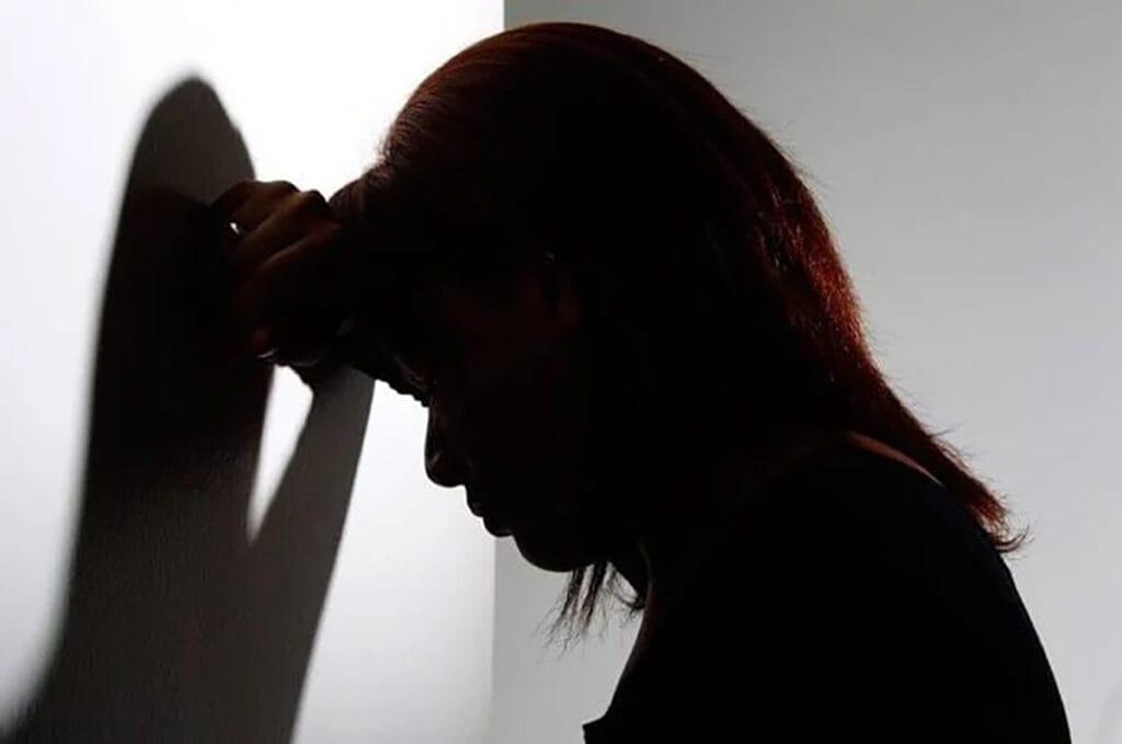 Imagem representa mulher abaldada com a situação registrada em Lunardelli na segunda 27 de janeiro