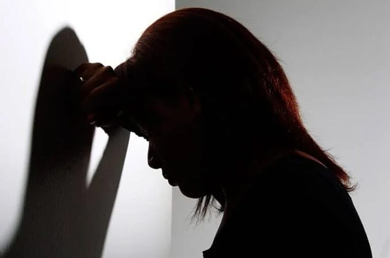 Imagem representa mulher abaldada com a situação registrada em Lunardelli na segunda 27 de janeiro