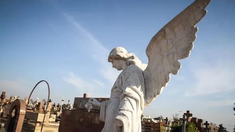 Imagem ilustrativa foto de cemitério com monumento de anjo a frente/ obituário 24 de maio 2025