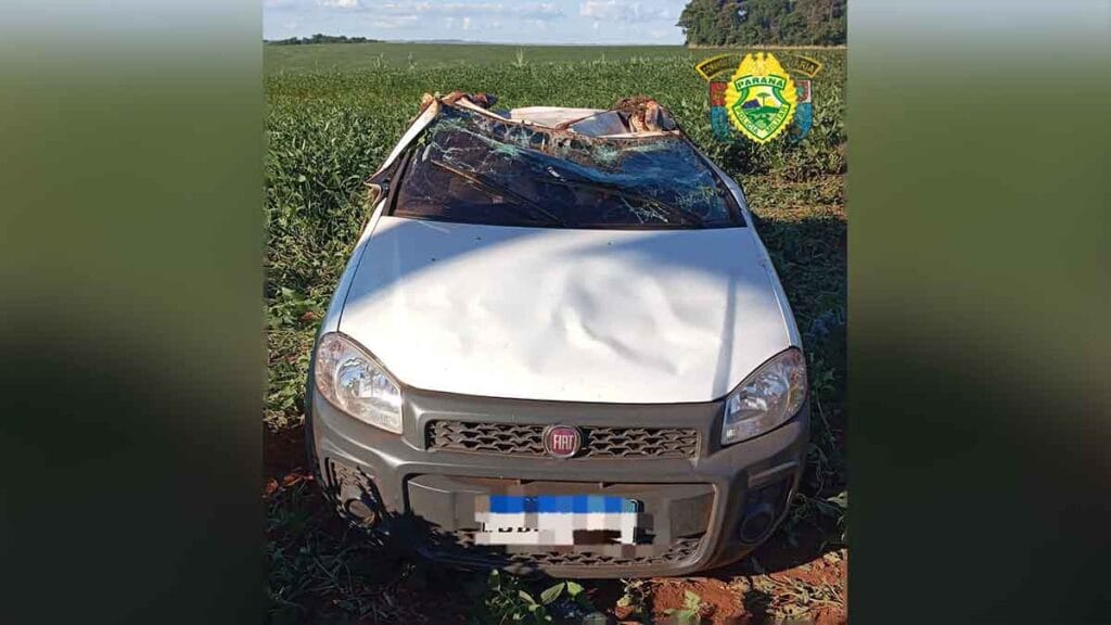 Fiat Strada capotado às margens da PR-082 em São João do Ivaí após acidente