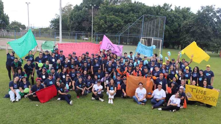 Colaboradores da Fatec Ivaiporã e do Grupo Rhema reunidos durante convenção na AABB de Ivaiporã.