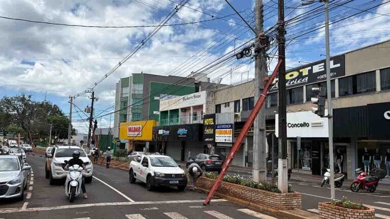 Trabalhadores realizam retirada de cabos de internet inutilizados em postes da Av. Paraná, em Ivaiporã.