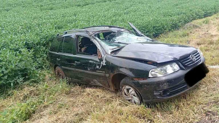 Carro capotado na PR-487 após acidente em Manoel Ribas