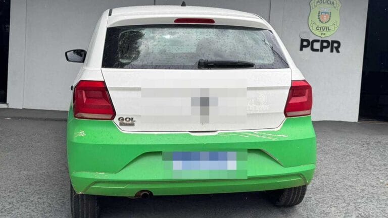 Veículo da Prefeitura recuperado em frente a Delegacia de Cândido de Abreu