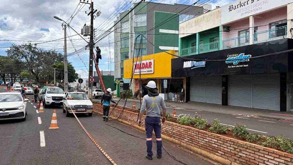 Trabalhadores realizam retirada de cabos de internet inutilizados em postes da Av. Paraná, em Ivaiporã.