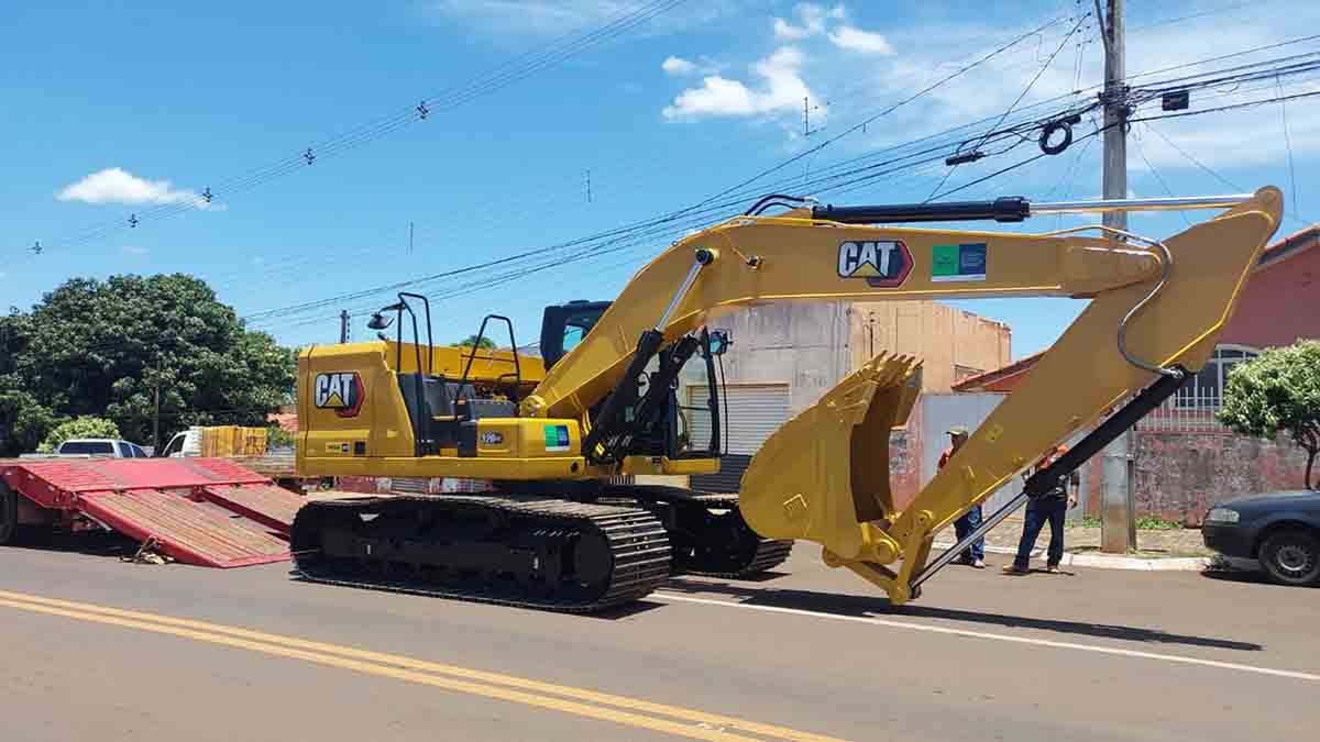 Investimentos em estrada rural e maquinário no Vale do Ivaí