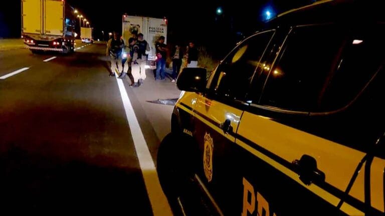 Viatura da PRF em atendimento a colisão entre SUV e bicicleta na BR-369, em Cambé