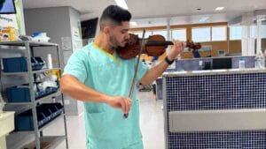 Médico toca violino em área interna do Hospital Regional de Ivaiporã
