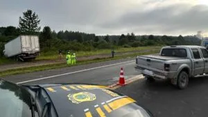 Ranger e caminhão envolvidos em colisão frontal na BR-277 em Irati