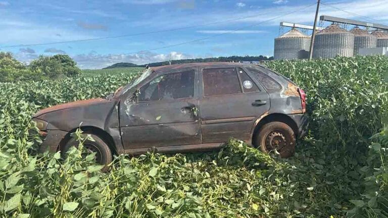 Carro capotado fora da pista da PR-272 em Cruzmaltina após acidente de trânsito