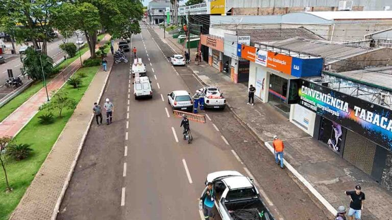 Trabalhadores realizam retirada de cabos de internet inutilizados em postes de Ivaiporã