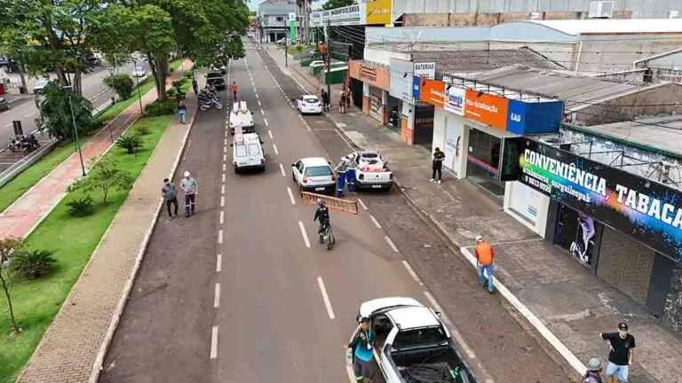 Trabalhadores realizam retirada de cabos de internet inutilizados em postes de Ivaiporã