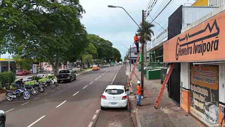 Trabalhadores realizam retirada de cabos de internet inutilizados em postes de Ivaiporã