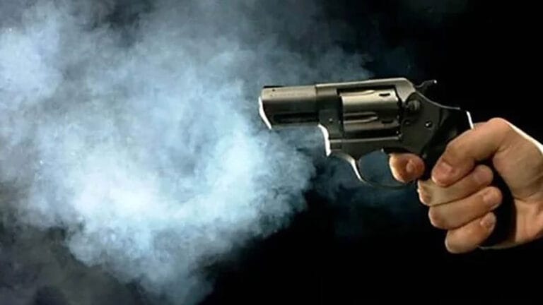 Foto ilustrativa mostra mão segurando arma de fogo e disparo caso de apucarna