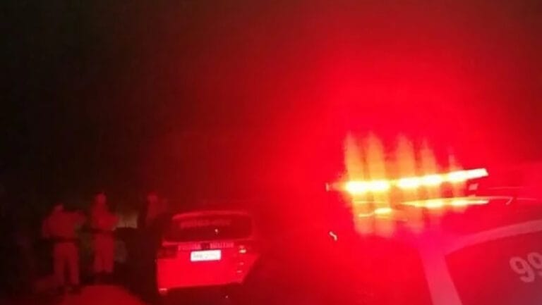 Carro VW Gol fora da pista dentro de uma lavoura de soja em Arapuã