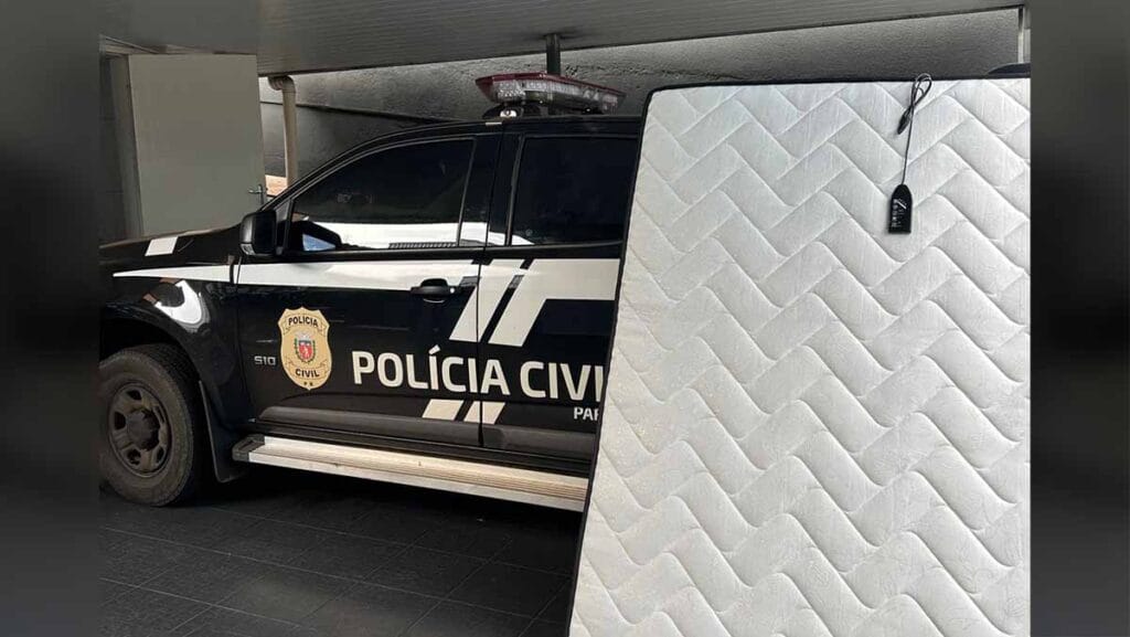 Viatura da Polícia Civil e colchão magnetico na delegacia