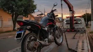 Motocicleta foi recolhida após irregularidade na placa