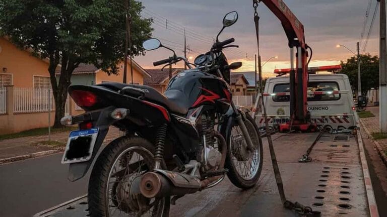 Motocicleta apreendida pela Polícia Militar no Jardim Nova Porã, em Ivaiporã